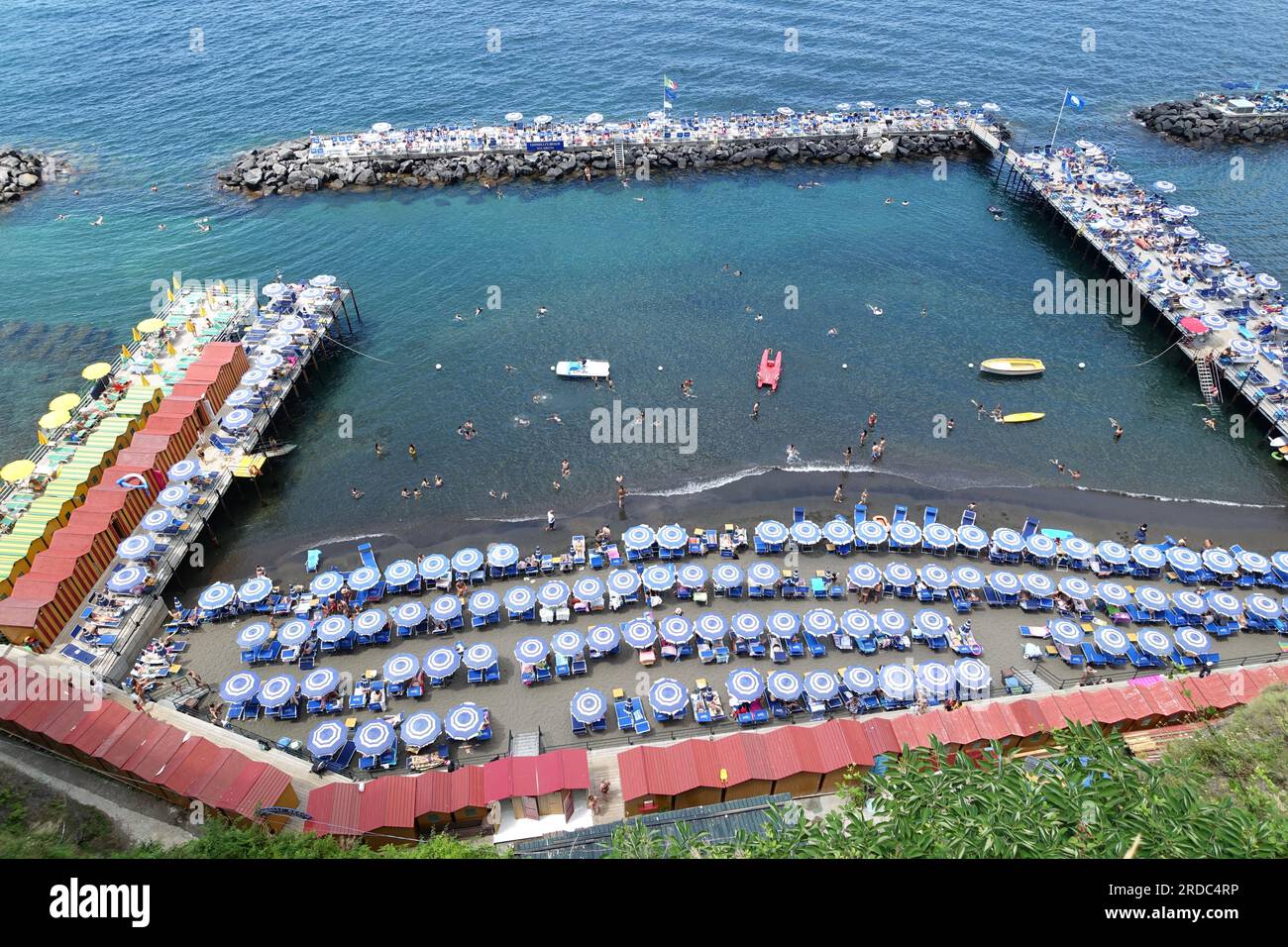 Vue du point de vue à Sorrente, Italie, surplombant les plates-formes de baignade et le port. Banque D'Images
