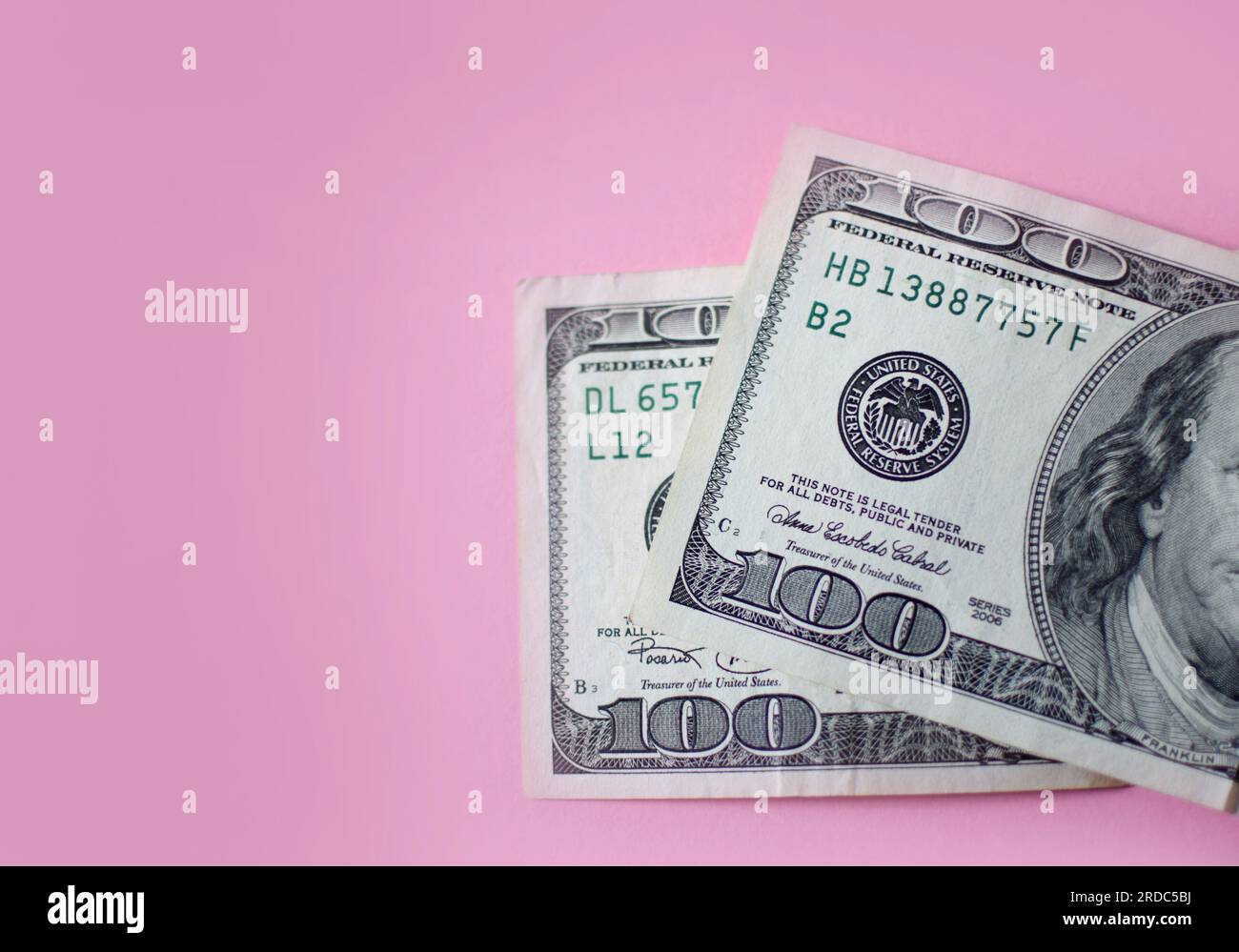 100 dollars sur fond rose. Affaires et finance Banque D'Images