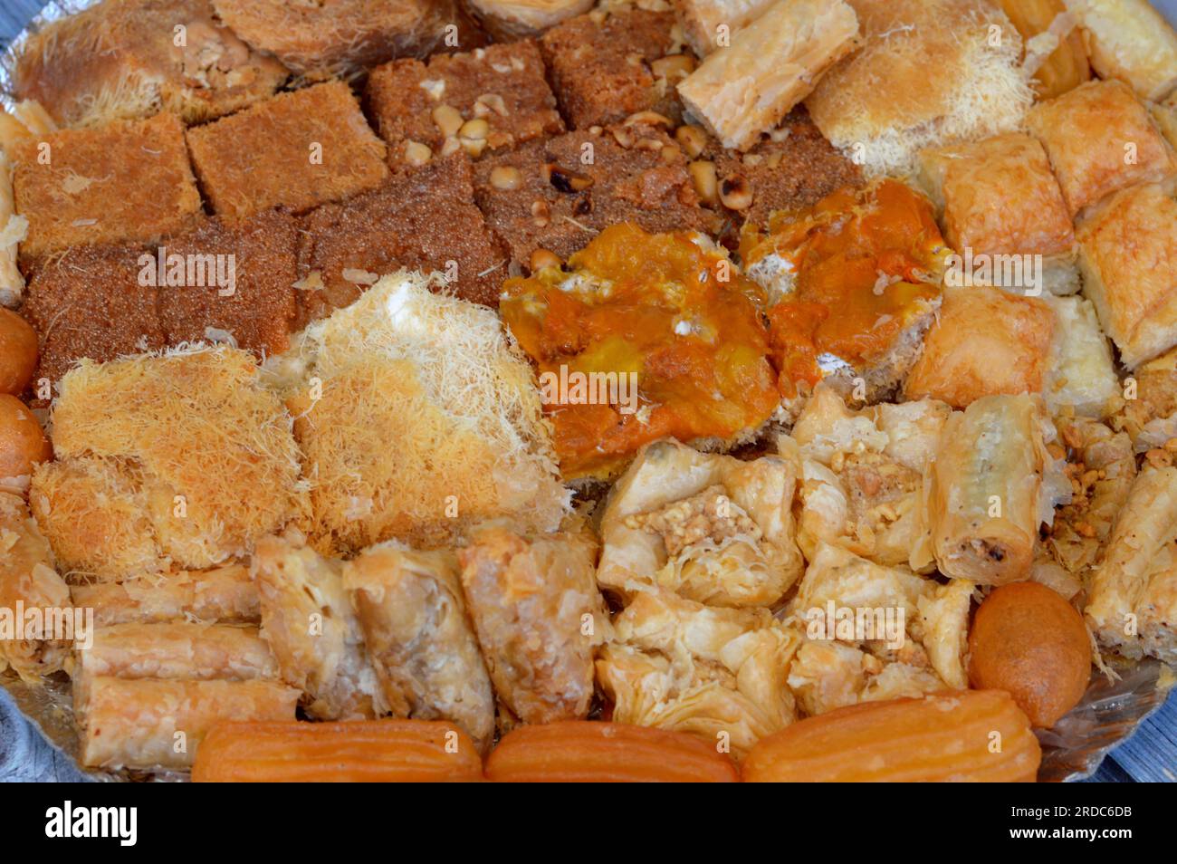 Cuisine arabe sucreries, Moyen-Orient, syrien, égyptien et turc desserts d'une délicieuse collection de desserts traditionnels du Ramadan, basbosa, konafa, Banque D'Images