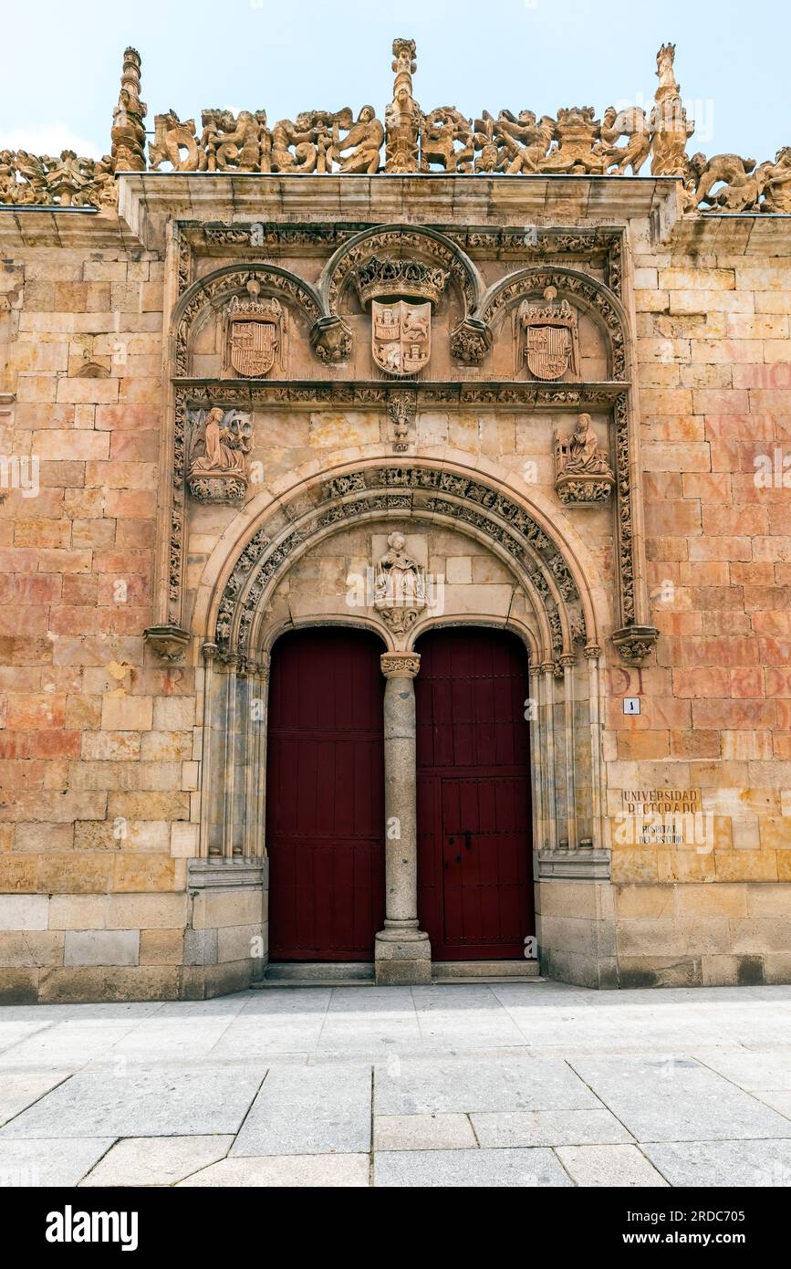 Square appelé le patio de Excuelas à l'Université de Salamanque. Fondée en 1134, elle a été la première université à recevoir le titre «la Universidad Banque D'Images