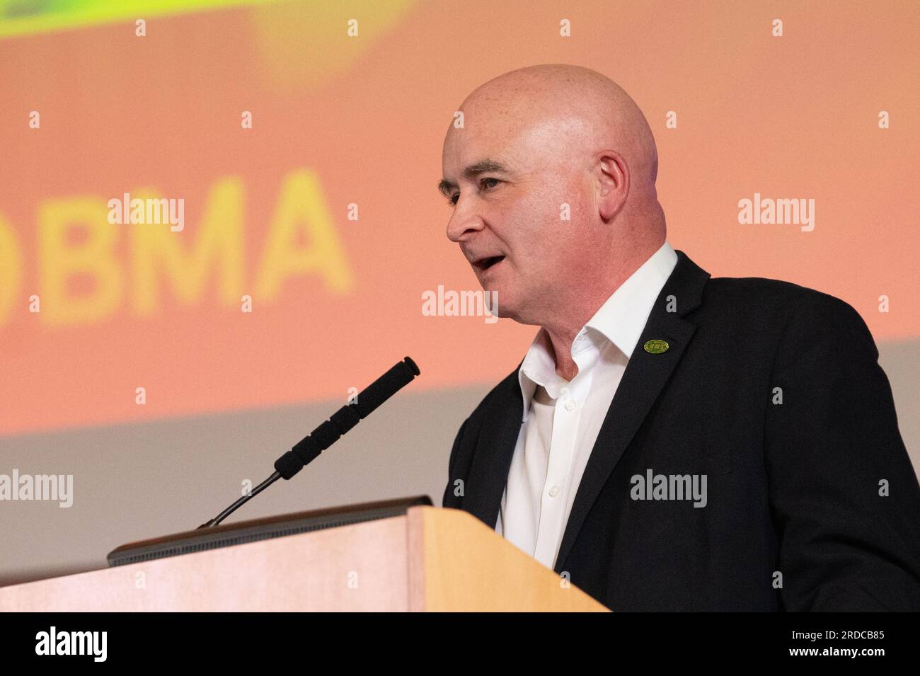 Londres, Royaume-Uni. 20 juillet 2023. Mick Lynch, secrétaire général du syndicat ferroviaire RMT, s'adressant aux médecins consultants en grève du NHS lors d'un rassemblement à BMA House - siège du syndicat British Medical Association - alors qu'ils entament une grève de 48 heures pour exiger une augmentation de salaire supérieure à l'inflation. La grève, du 20 au 22 juillet, est la première des consultants depuis les années 1970 et verra leurs services réduits à la couverture d'urgence seulement. Crédit : Ron Fassbender/Alamy Live News Banque D'Images