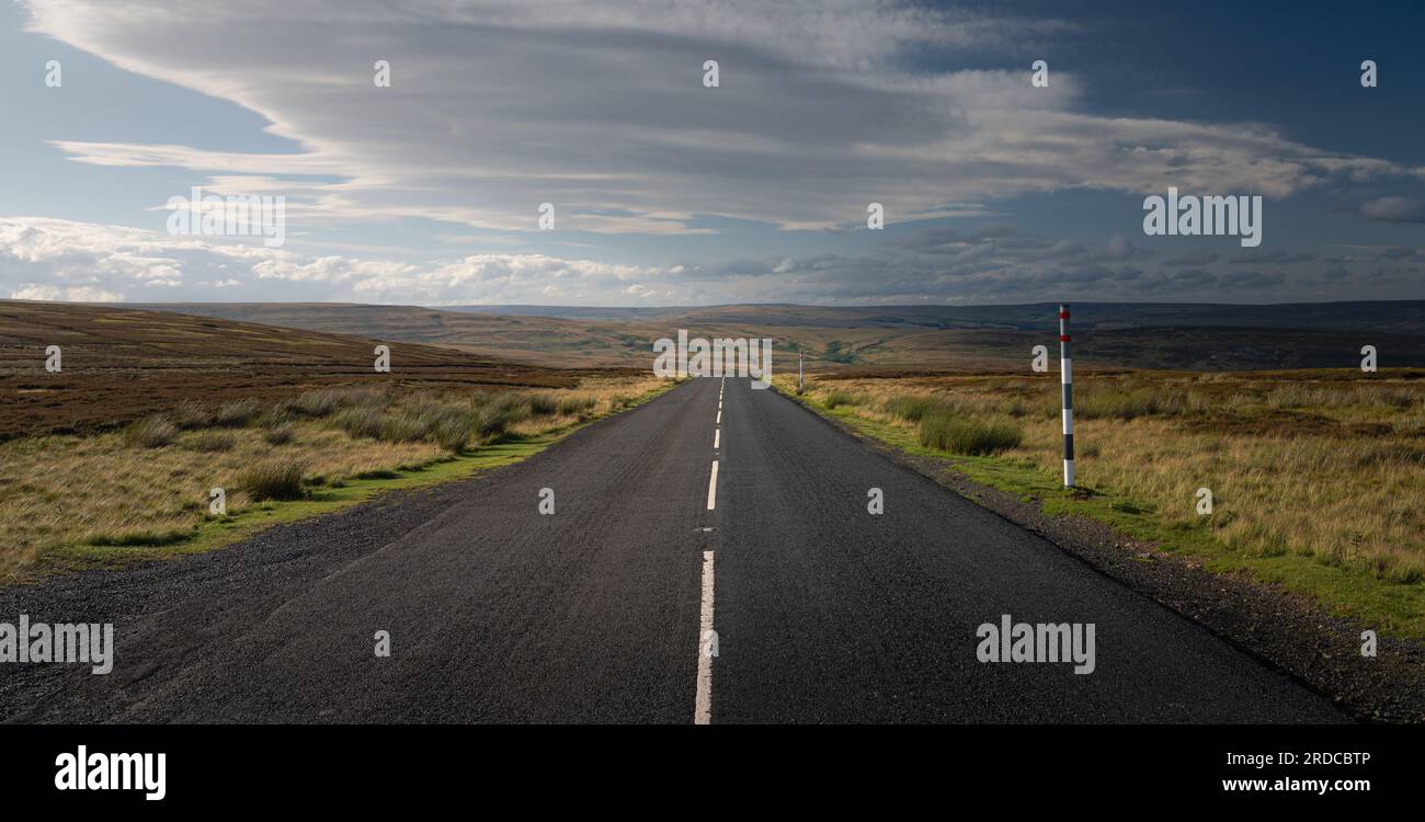 Route vide à North Pennines. Maures, paysage de landes. Banque D'Images