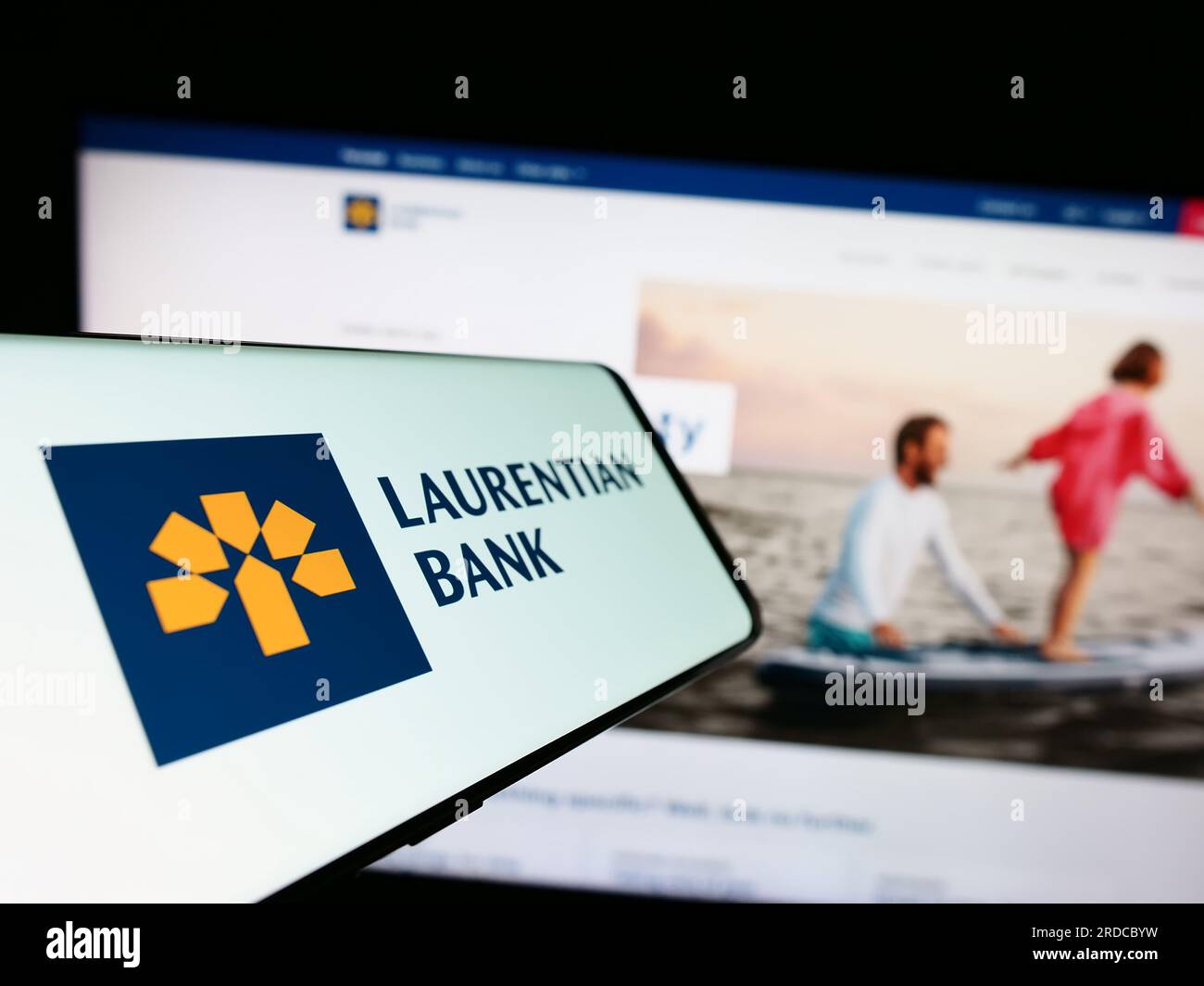 Téléphone cellulaire avec logo de la société financière Banque Laurentienne du Canada (LBC) à l'écran devant le site Web. Concentrez-vous sur le centre gauche de l'écran du téléphone. Banque D'Images