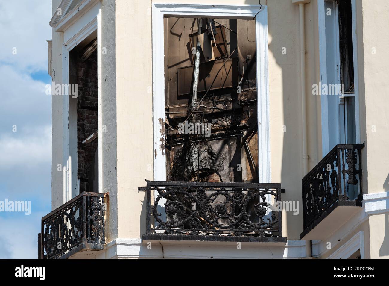 Vestiges de l'hôtel Royal Albion classé Grade II en ruine après un incendie a éclaté le samedi 15 juillet 2023 dans la ville de Brighton, au Royaume-Uni. Banque D'Images
