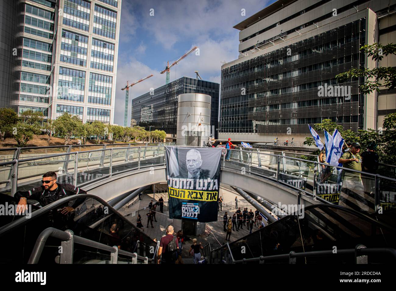 Tel Aviv, Israël. 18 juillet 2023. Une bannière montrant le ministre israélien de la Défense Yoav Galant et lisant en hébreu: "Galant détruit l'armée populaire" devant le ministère de la Défense lors d'une manifestation à tel Aviv. Mardi, des dizaines de milliers de manifestants ont bloqué les autoroutes et les gares et ont défilé dans le centre de tel Aviv au cours d'une journée de manifestations à l'échelle du pays contre le plan litigieux de réforme judiciaire du Premier ministre Benjamin Netanyahu. Crédit : SOPA Images Limited/Alamy Live News Banque D'Images
