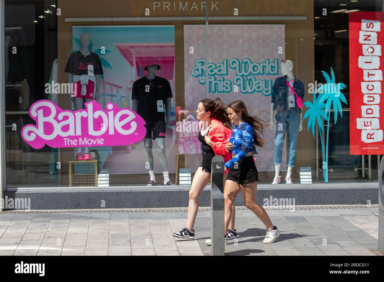 Barbie 'The film' vitrine dans le magasin de mode PRIMARK pour femmes à Southport, Royaume-Uni Banque D'Images