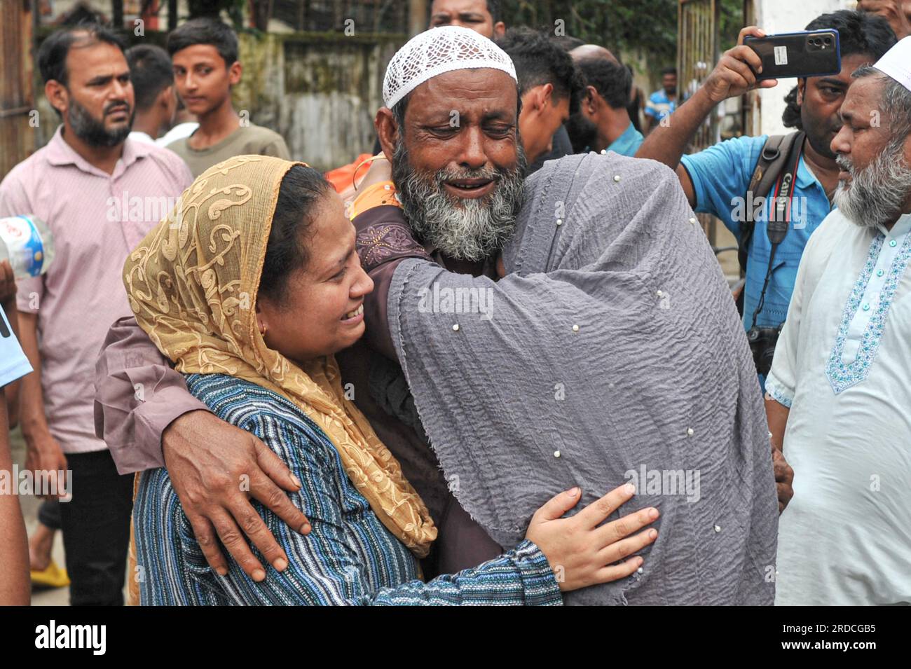 20 juillet 2023 Sylhet-Bangladesh : devant la morgue de l'hôpital du Collège médical Sylhet Osmani, le frère aîné Babul Mia et ses proches pleurent pour le frère cadet décédé Kazi Amiruddin. Six personnes ont été tuées dans une collision frontale entre un microbus et un pousse-pousse alimenté au GNC sur la route Sylhet-Kompaniganj. Cinq personnes sont mortes sur place et une autre est morte à l'hôpital. L'accident a eu lieu à Sundragaon sous le commissariat de Goainghat sur l'autoroute Sylhet-Kompaniganj vers 8:30 heures du matin jeudi 20 juillet. Le 20 juillet 2023 Sylhet, Bangladesh (photo de MD Rafayat Haque Khan Banque D'Images