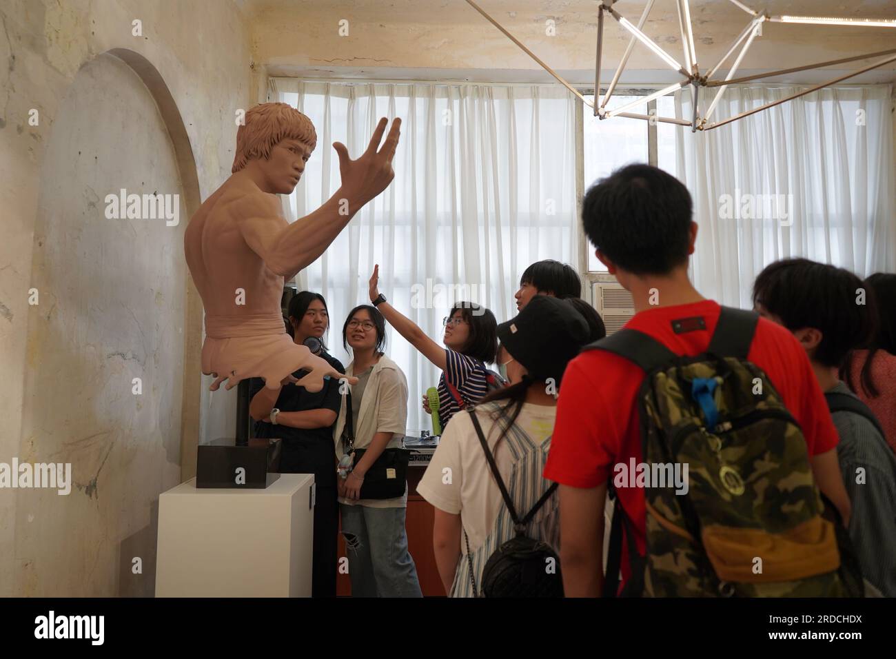 Hong Kong, Chine. 19 juillet 2023. Les gens visitent une exposition commémorant Bruce Lee à Sham Shui po à Hong Kong, dans le sud de la Chine, le 19 juillet 2023. POUR ALLER AVEC 'Feature : Enter the Dragon -- l'héritage de Bruce Lee toujours inspirant 50 ans après son décès' crédit : CHU Mengmeng/Xinhua/Alamy Live News Banque D'Images