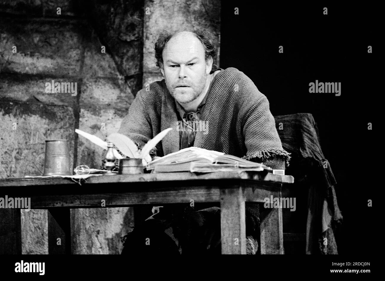 Timothy West (Sir Thomas Malory) dans LANCELOT ET GUINEVERE par Gordon Honeycombe d'après Malory à The Old Vic, Londres SE1 10/09/1980 design : Anthony Dean éclairage : Brian Harris combats : Ian McKay réalisateur : Martin Jenkins Banque D'Images