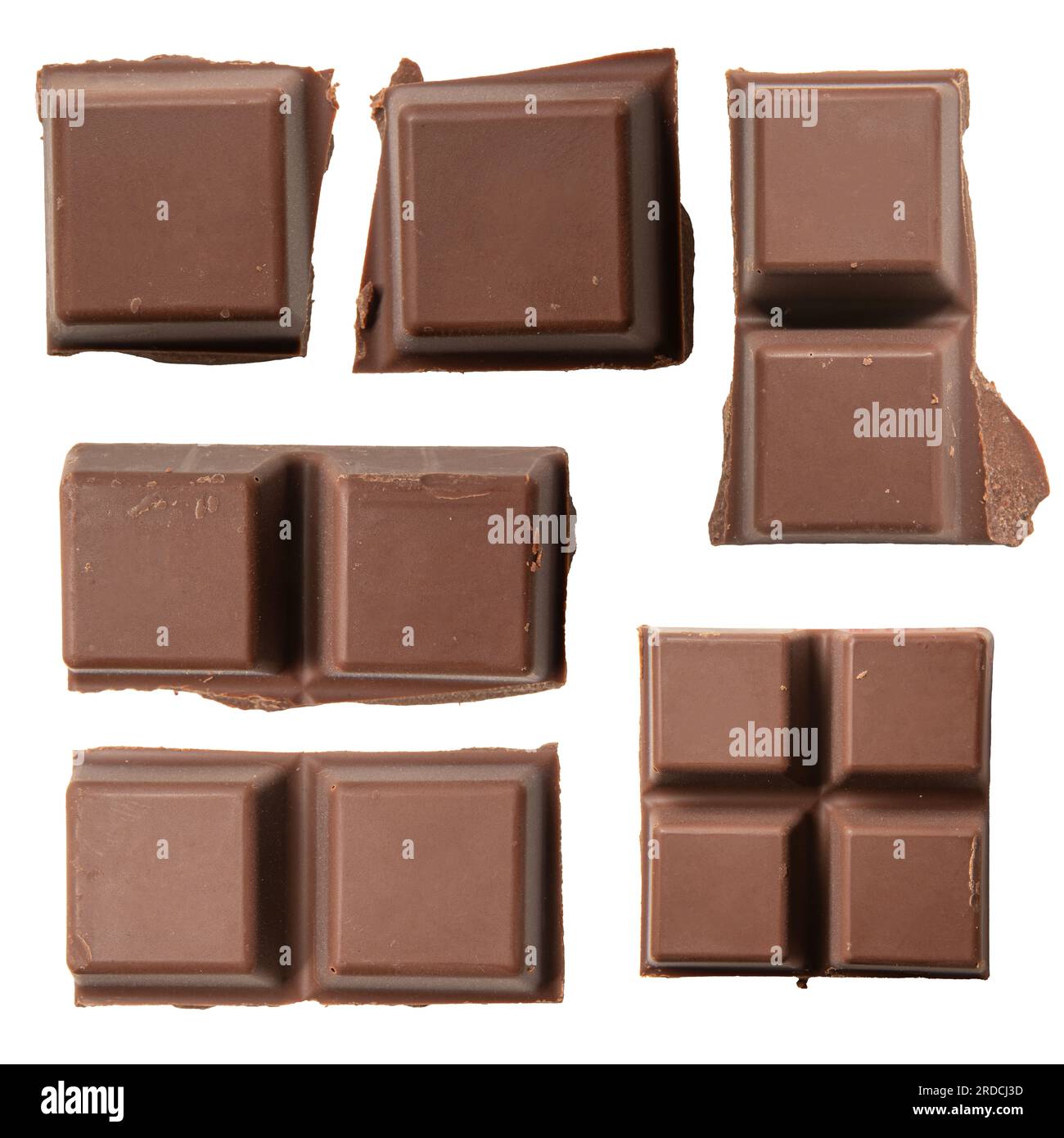 Barre de chocolat au lait cassée sur fond blanc avec chemin de détourage Banque D'Images