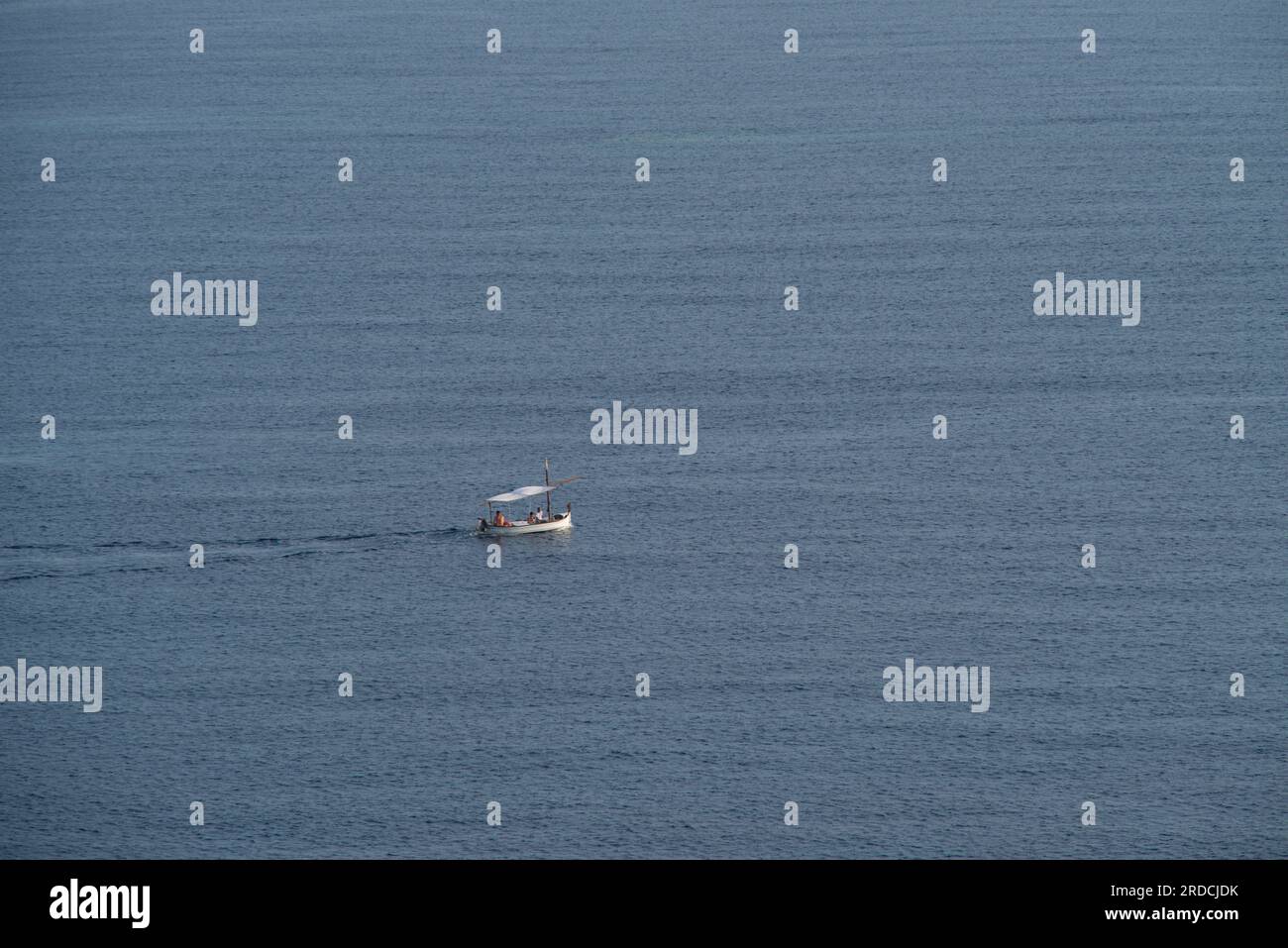 Bateaux naviguant à travers la mer Méditerranée, botes navegando por el mar Mediterraneo Banque D'Images