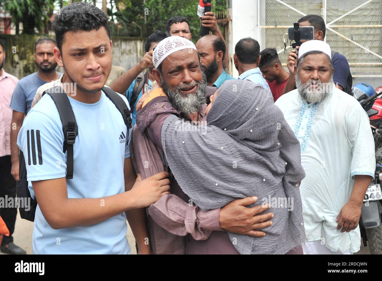 Non exclusif : 20 juillet 2023 Sylhet-Bangladesh : devant la morgue de l'hôpital Sylhet Osmani Medical College, son frère aîné Babul Mia et ses proches Banque D'Images