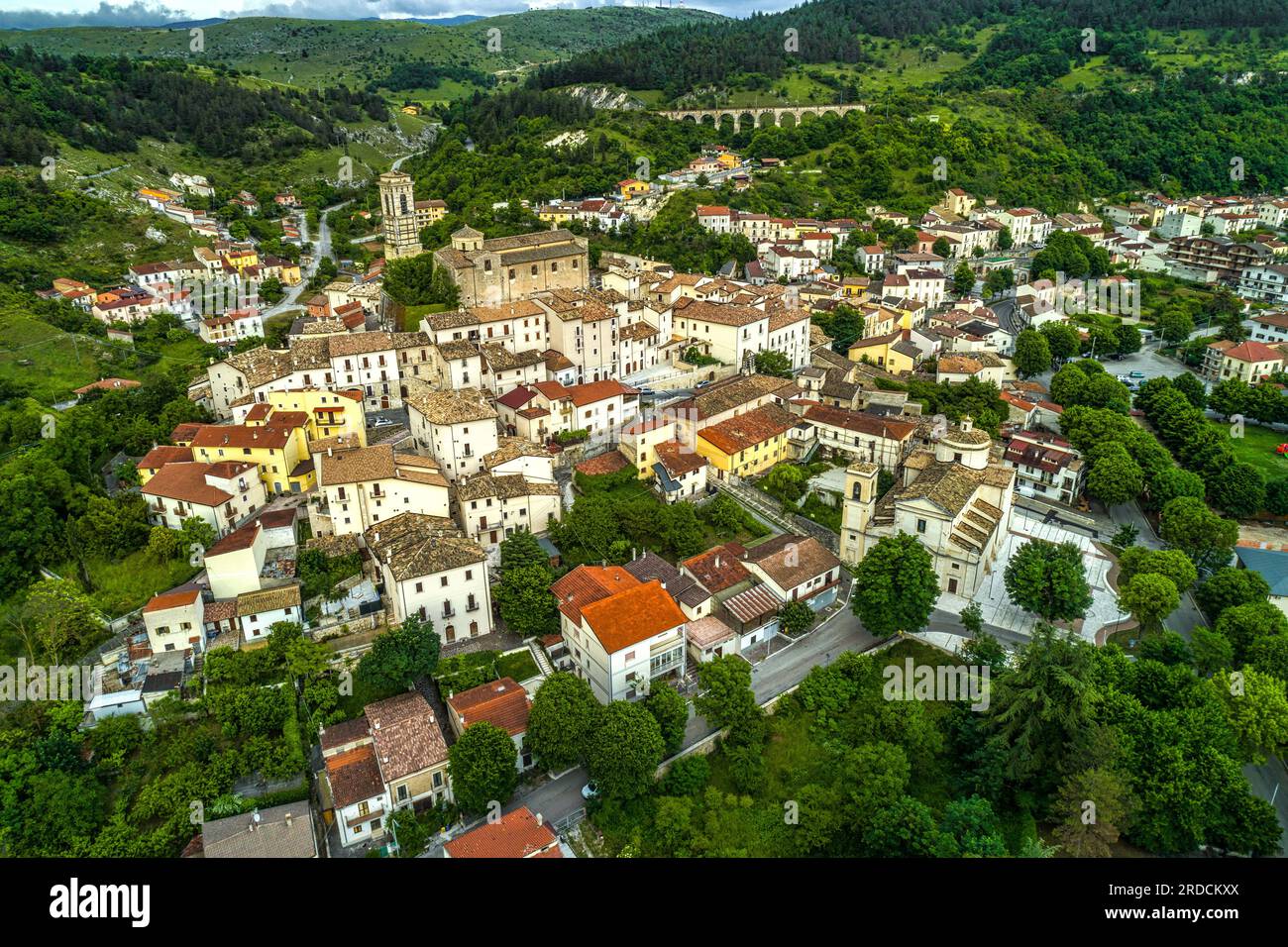 Vue aérienne du village médiéval de Goriano Sicoli. Goriano Sicoli, province de l'Aquila, Abruzzes, Italie, Europe Banque D'Images