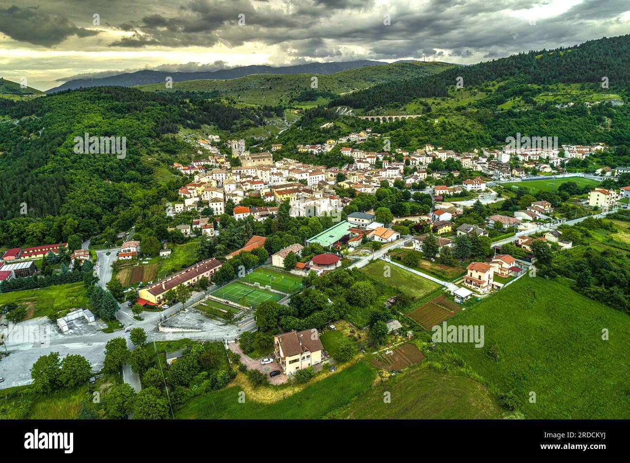 Vue aérienne du village médiéval de Goriano Sicoli. Goriano Sicoli, province de l'Aquila, Abruzzes, Italie, Europe Banque D'Images