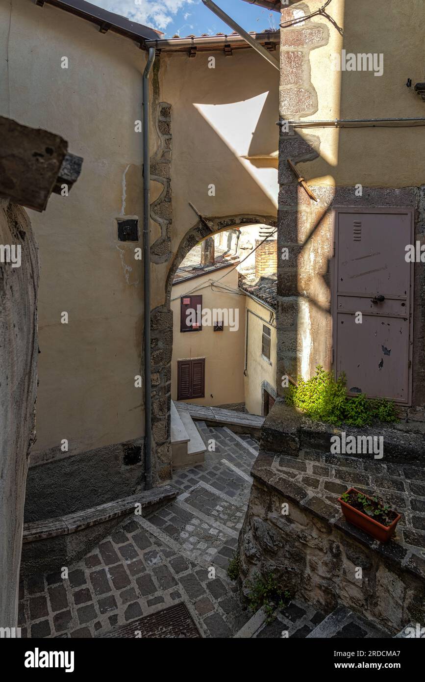 Aperçus de ruelles, escaliers, arcades, décorations, arches et maisons de la cité médiévale de Goriano Sicoli. Goriano Sicoli, Abruzzes Banque D'Images