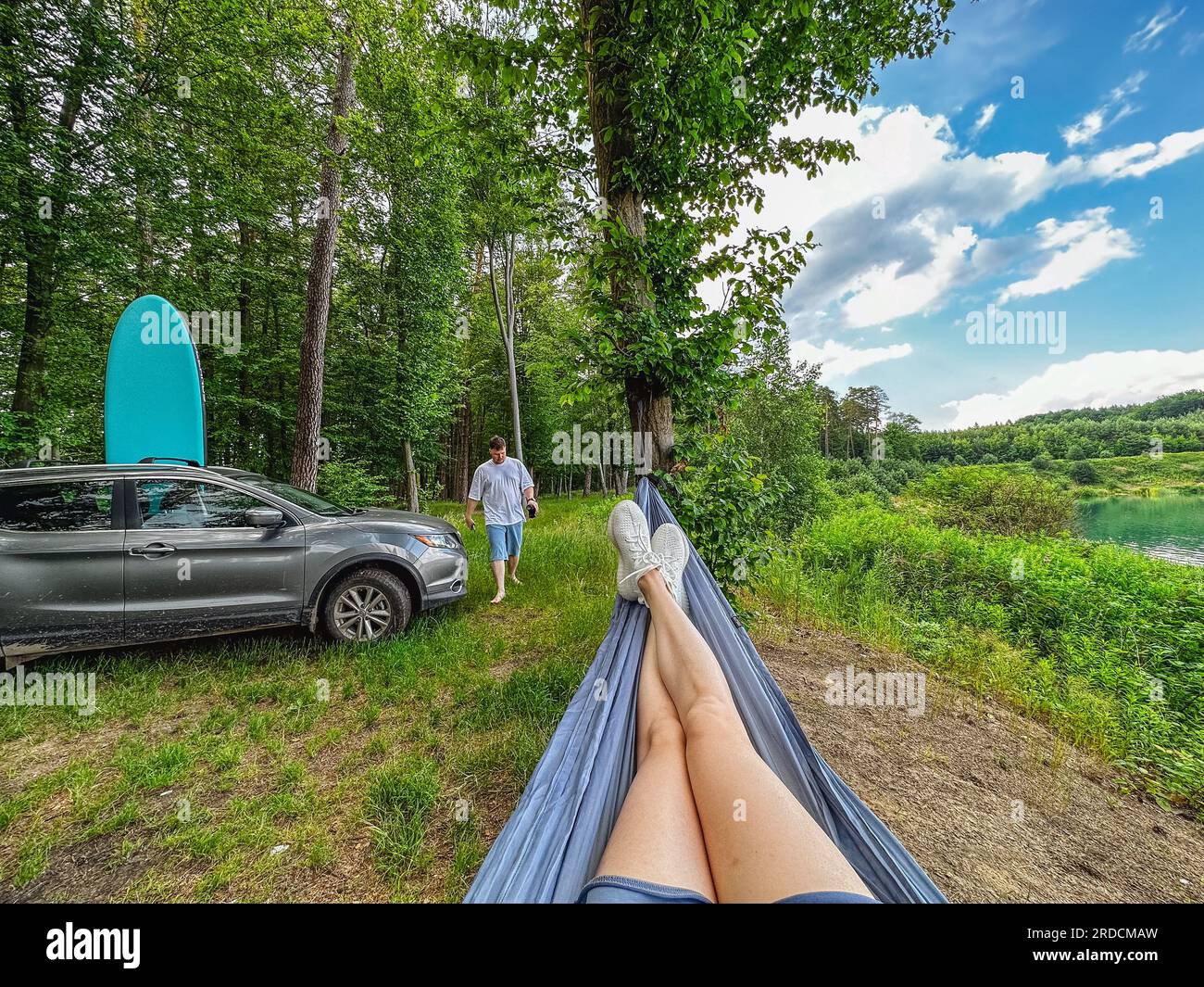 femme pov couché sur le supboard hamac près de la voiture suv Banque D'Images