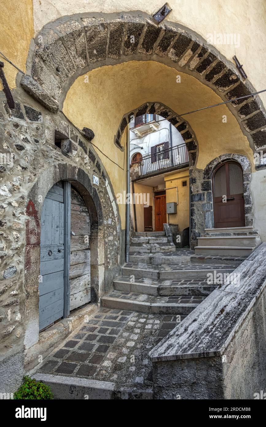 Aperçus de ruelles, escaliers, arcades, décorations, arches et maisons de la cité médiévale de Goriano Sicoli. Goriano Sicoli, Abruzzes Banque D'Images