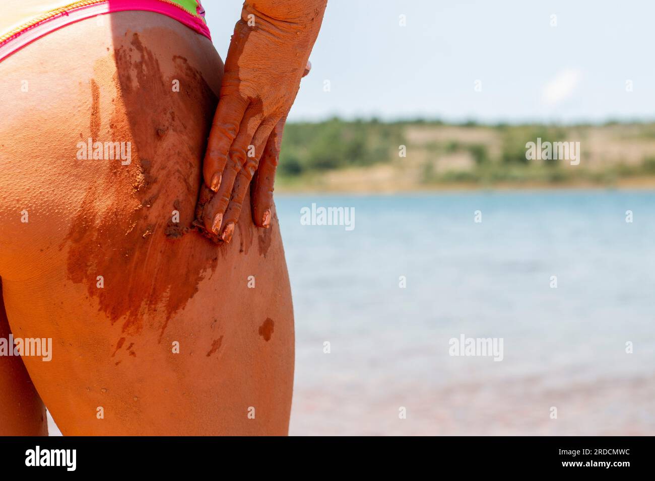 Réhabiliter, exfolier et guérir bain de boue sur la peau d'une femme, dans un lac en Castilla y León en Espagne. d'argile Banque D'Images