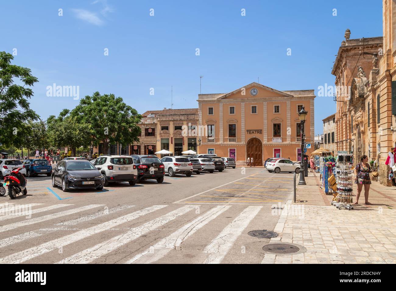 Bâtiment de théâtre sur la Plaça des Born dans le centre de la ville historique de Ciutadella sur l'île espagnole de Minorque. Banque D'Images