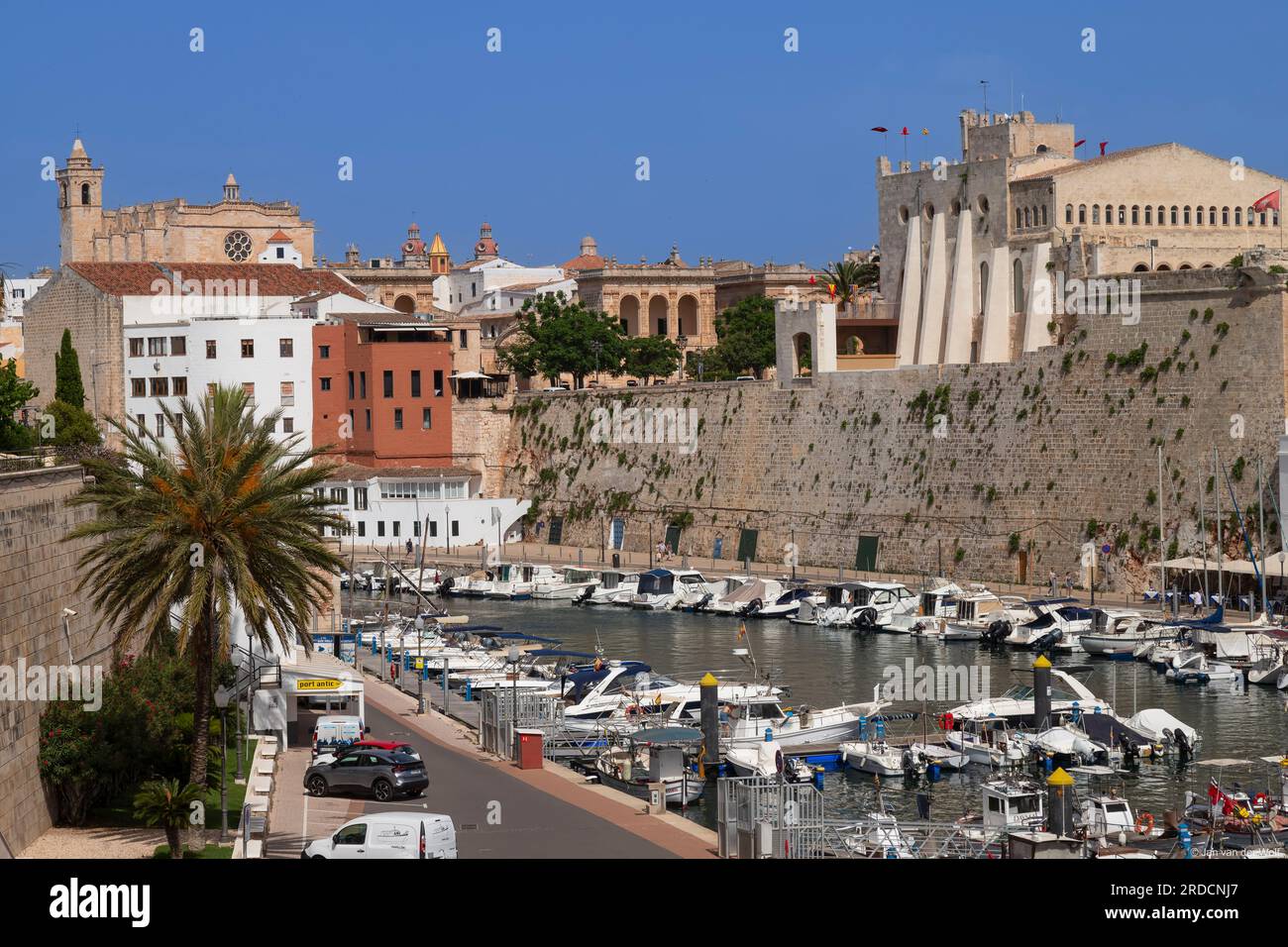 Marina de Ciutadella de Menorca surplombant la cathédrale et la mairie. Banque D'Images