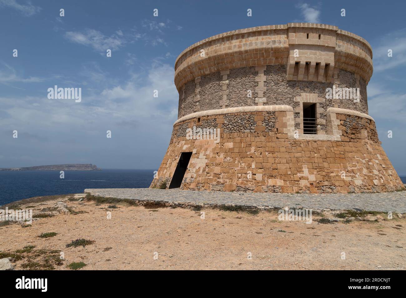 Tour Martello du 17e siècle sur l'île espagnole de Minorque près du village de pêcheurs de Fornells. Banque D'Images