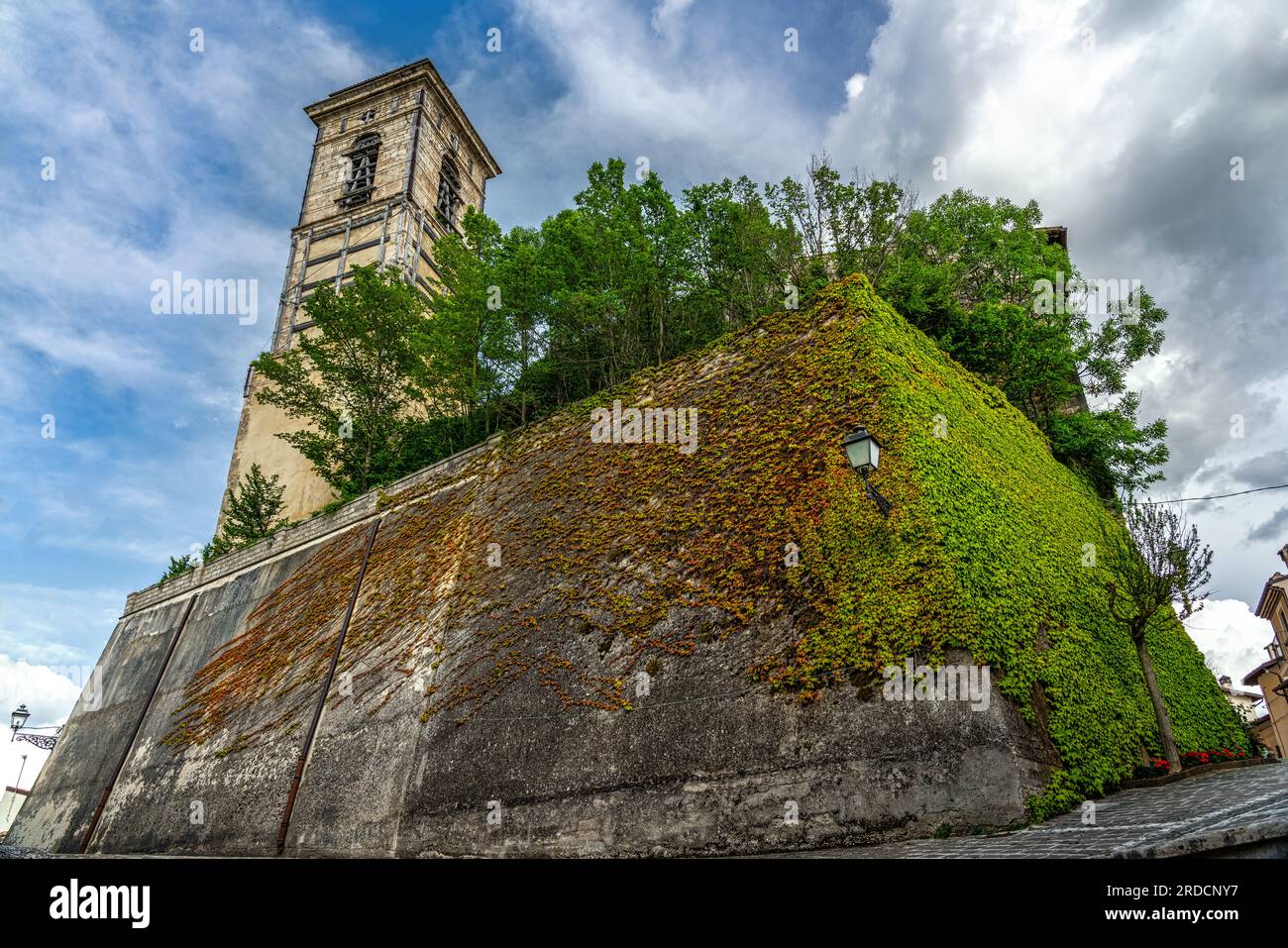 Vue de dessous des contreforts et du clocher de l'église Santa Maria Nova. Construit là où il y avait le château des comtes de Celano. Abruzzes Banque D'Images