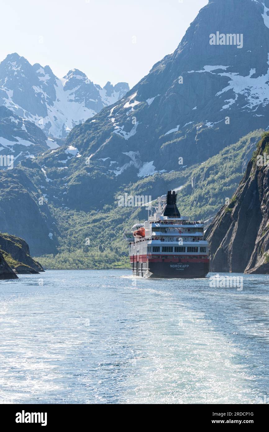 Hurtigruten navire MS Nordkapp par une journée ensoleillée dans le Trollfjord. Trollfjorden, détroit de Raftsundet, Nordland, Nord de la Norvège, Europe Banque D'Images