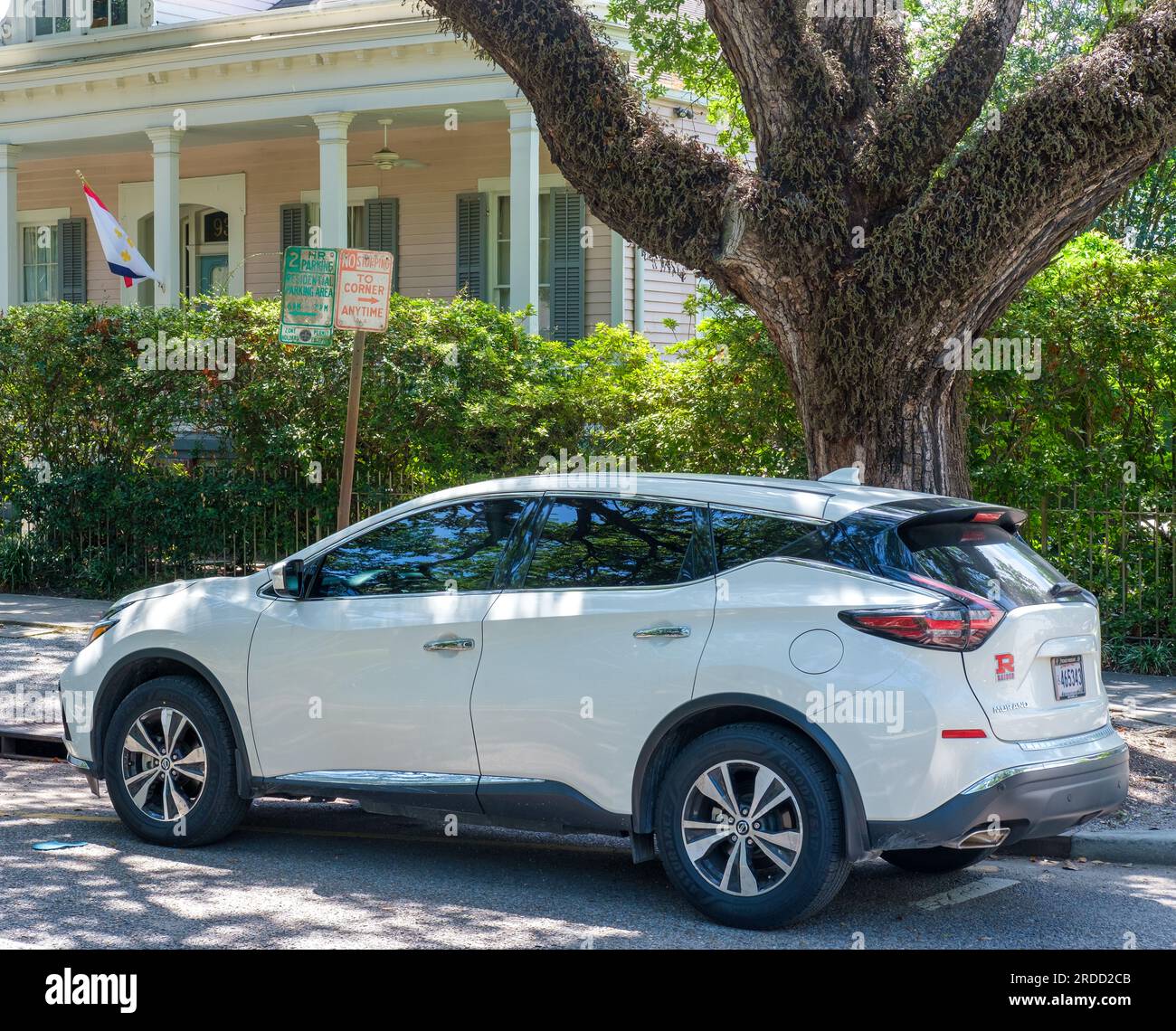 LA NOUVELLE-ORLÉANS, LA, États-Unis - 15 JUILLET 2023 : voiture garée illégalement devant le panneau « No stop to Corner Anytime » dans le quartier historique de Carrollton Banque D'Images