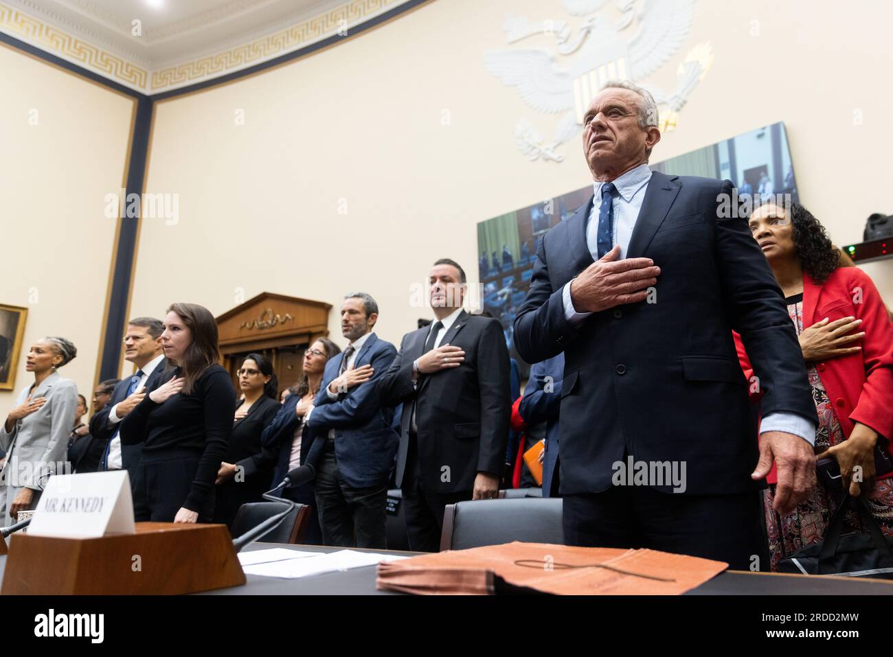Washington, États-Unis d ' Amérique. 20 juillet 2023. Robert F. Kennedy Jr. Représente le serment d'allégeance avant de témoigner devant une audience du Comité de la Chambre des représentants des États-Unis sur la « militarisation du gouvernement fédéral » à Washington, DC, jeudi 20 juillet 2023. Crédit : Julia Nikhinson/CNP photo via crédit : Newscom/Alamy Live News Banque D'Images