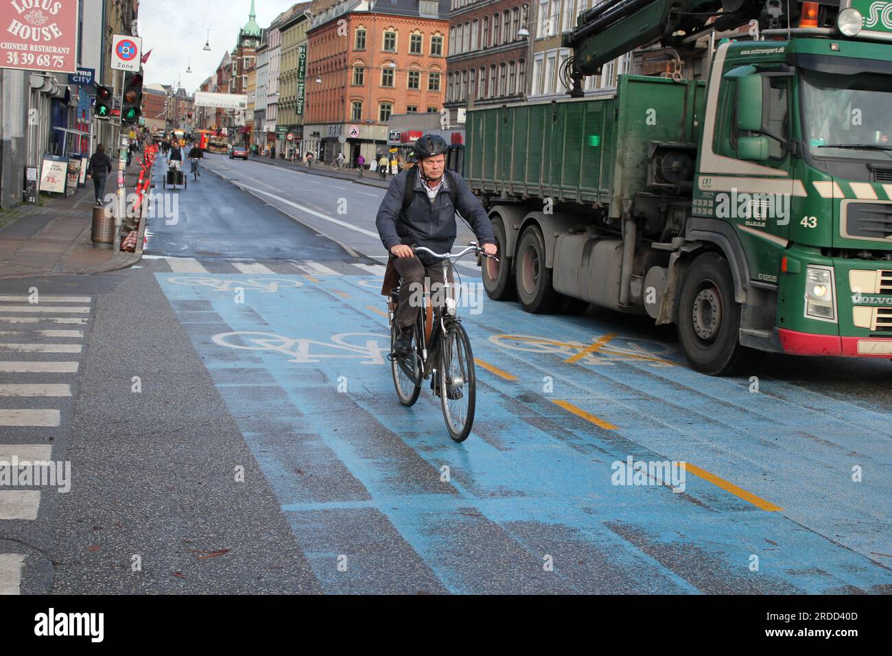 Personnes à vélo sur la rue Nørrebro (Nørrebrogade), Copenhague, Danemark Banque D'Images