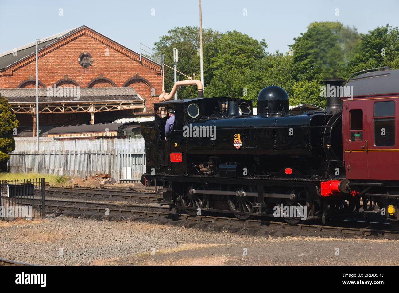 7714 en temps de guerre, Black arrive transportant des autocars à Kidderminster sur le chemin de fer de la vallée de la Severn Banque D'Images