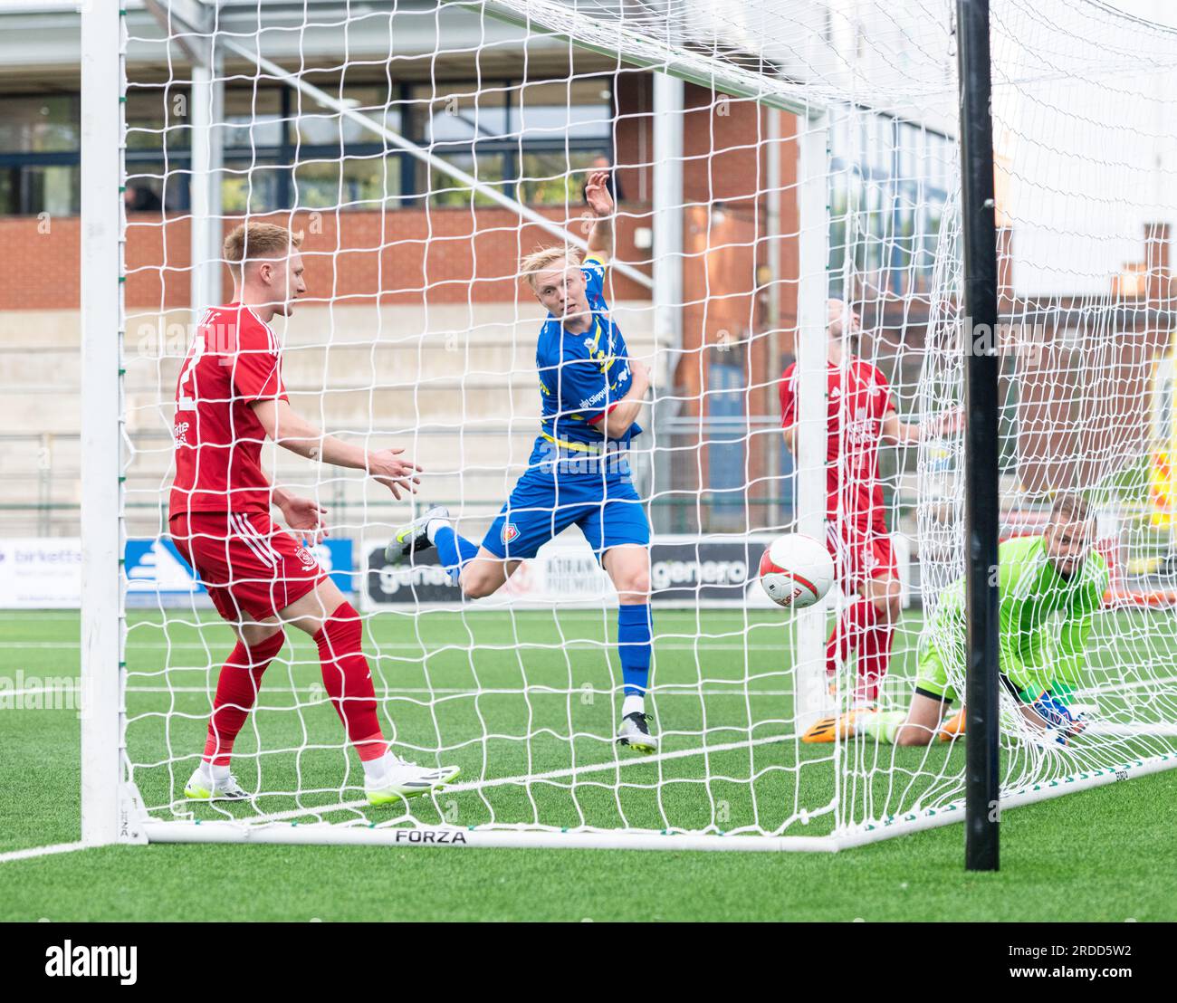 Park Hall, Oswestry, Shropshire, Angleterre, 20 juillet 2023. Daníel Hafsteinsson de KA Akureyri marque le but ouvert du match lors de Connah's Quay Nomads football Club contre Knattspyrnufélag Akureyrar/ KA Akureyri lors de la première ronde de qualification 2023/2024 de l'UEFA Europa Conference League, au Park Hall. (Image de crédit : ©Cody Froggatt/Alamy Live News) Banque D'Images