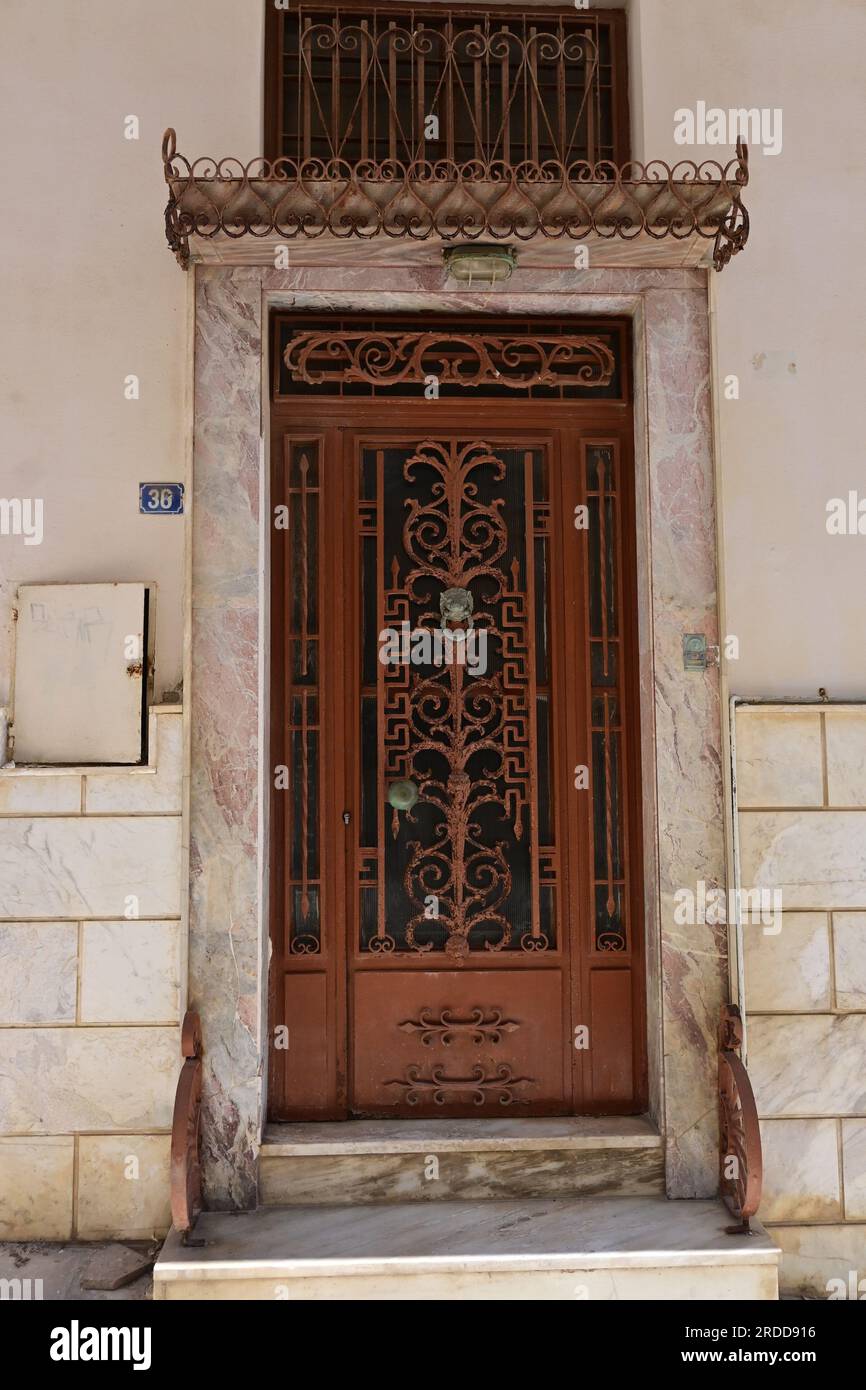 Porte ornée à Ermoupoli, île de Syros, Grèce Banque D'Images