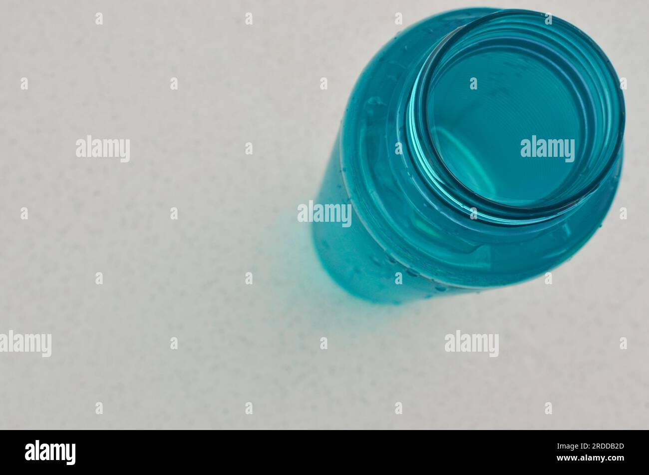 Gros plan d'une bouteille d'eau bleue, rafraîchissante et essentielle pour le voyage de chaque athlète. Banque D'Images