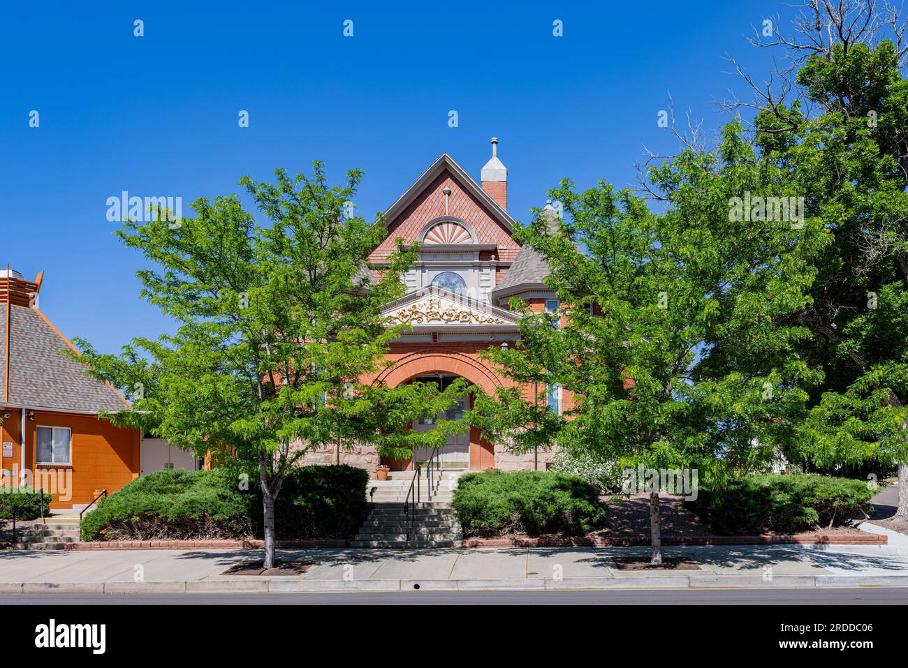 Vue extérieure ensoleillée d'un bâtiment de résidence historique au Colorado Banque D'Images