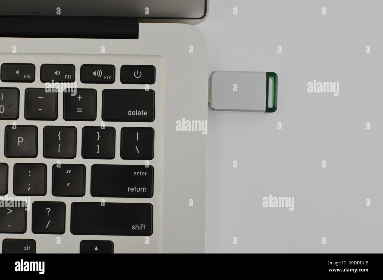 Intégration transparente : clé USB connectée à l'ordinateur portable, démontrant la facilité de transfert de données. Banque D'Images