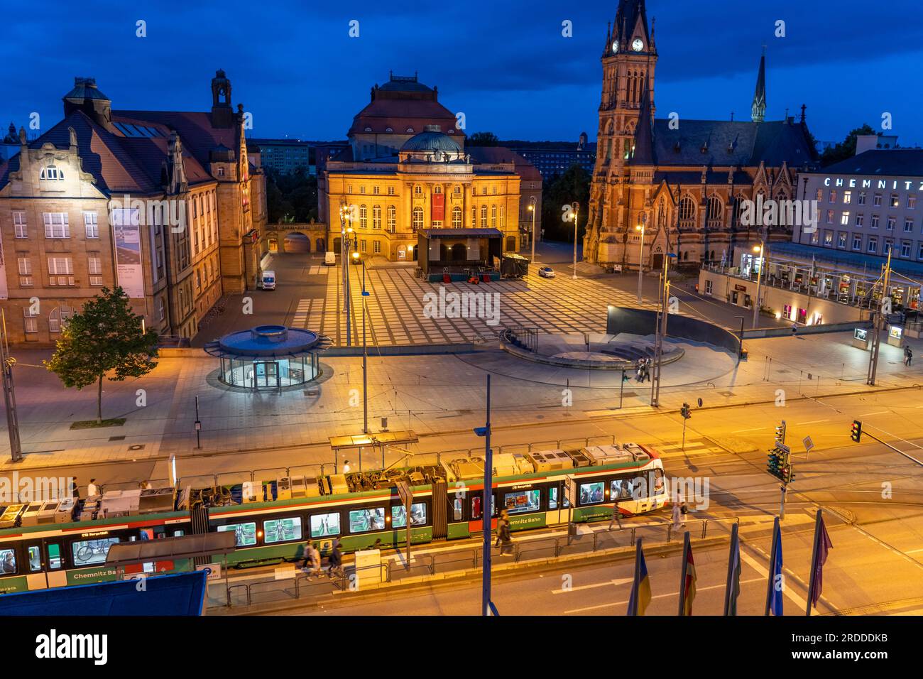 Place du Théâtre avec l'Opéra Chemnitz, sur la droite les collections d'art Chemnitz Saxe dans le Musée du Roi Albert, St. Petri Church, sur la plate-forme Banque D'Images