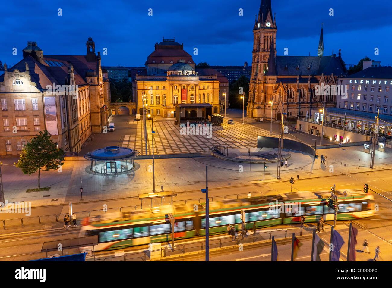 Place du Théâtre avec l'Opéra Chemnitz, sur la droite les collections d'art Chemnitz Saxe dans le Musée du Roi Albert, St. Petri Church, sur la plate-forme Banque D'Images