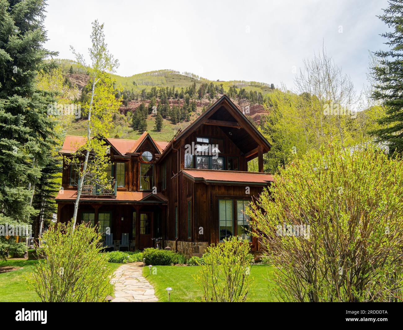 Vue ensoleillée de l'immeuble de résidence moderne Telluride au Colorado Banque D'Images