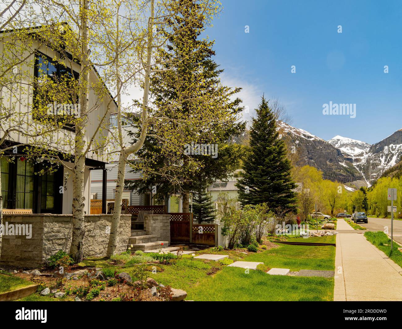 Vue ensoleillée de l'immeuble de résidence moderne Telluride au Colorado Banque D'Images