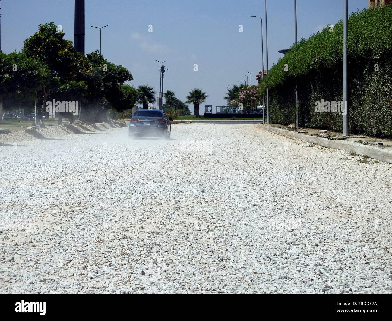 Le Caire, Égypte, juin 29 2023 : les petites pierres calcaires et les roches dabsh les couches de pierres gravablées avant de traiter la couche d'asphalte pour développer et renouveler Banque D'Images