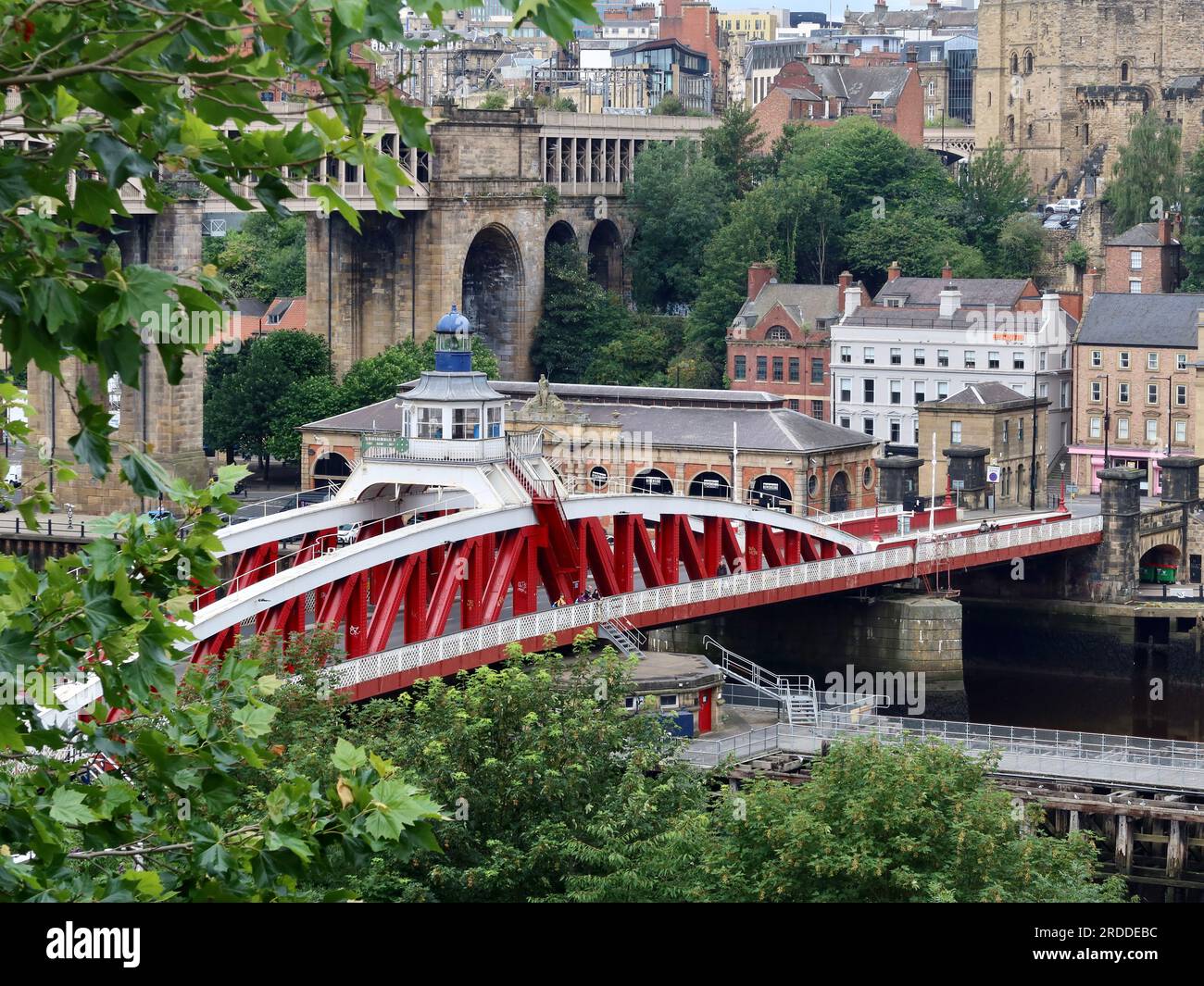 Newcastle, Royaume-Uni - 20 juillet 2023 : le pont tournant rouge sur la rivière Tyne, qui oscille environ quatre fois par semaine. Banque D'Images