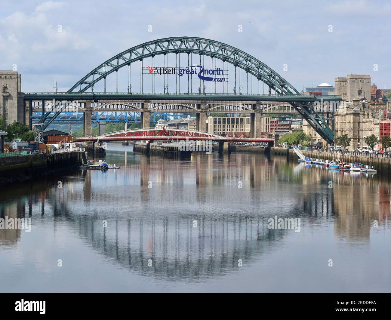 Newcastle, Royaume-Uni - 20 juillet 2023 : les ponts et leurs reflets dans la rivière Tyne. Banque D'Images