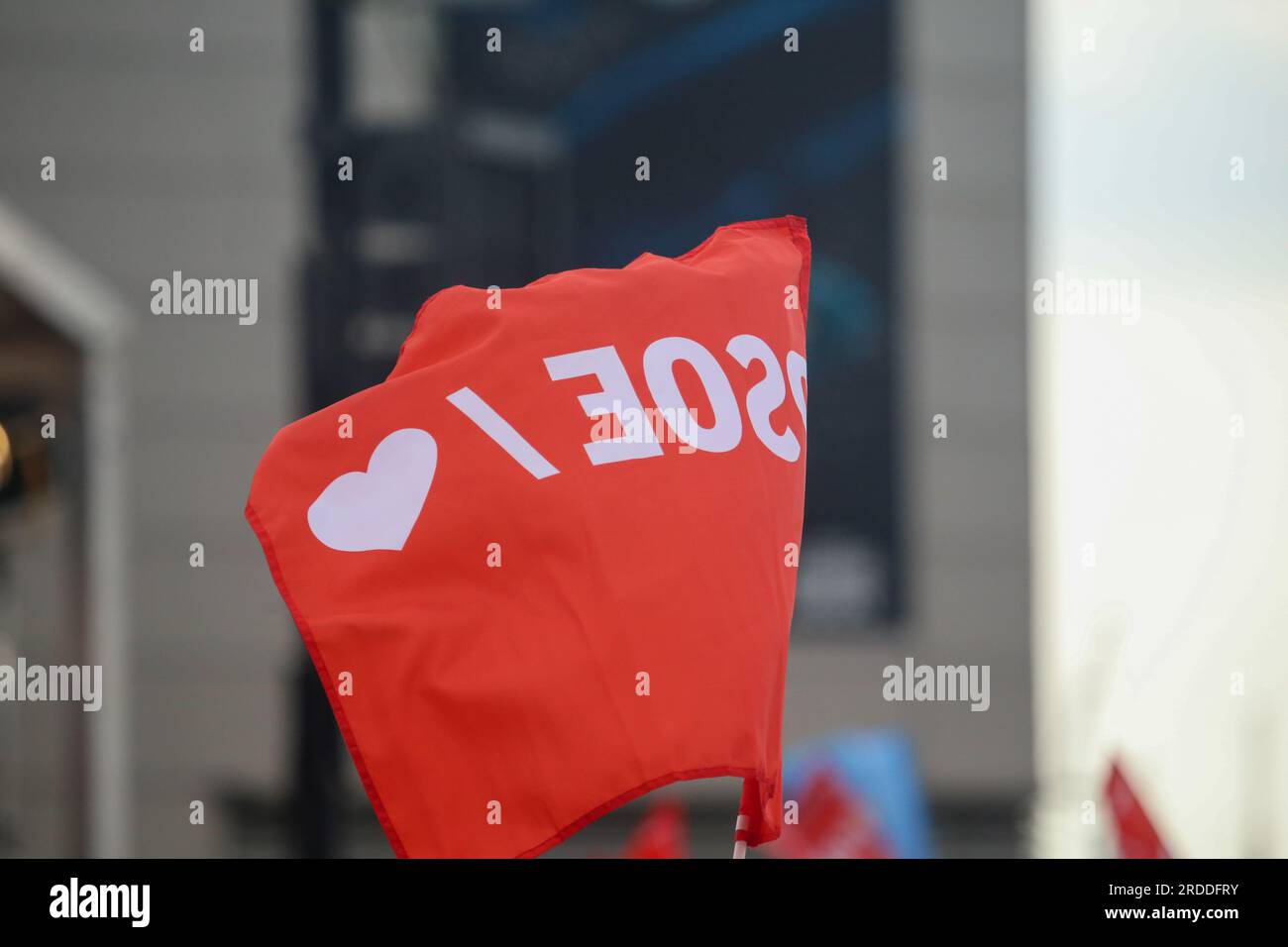 Gijon, Asturias, Spain. 20th July, 2023. Gijon, Spain, 20th July, 2023: PSOE flag waving during the PSOE rally on July 20, 2023, in Gijon, Spain. (Credit Image: © Alberto Brevers/Pacific Press via ZUMA Press Wire) EDITORIAL USAGE ONLY! Not for Commercial USAGE! Banque D'Images