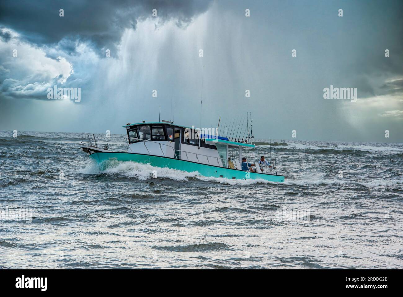 Tempête de bateau de pêche approchant Banque D'Images