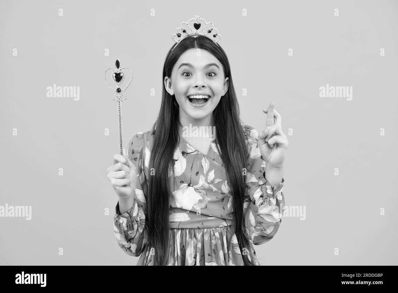 Visage excité. Portrait de princesse heureuse fille en tiara tenant baguette magique. Grand adolescent avec couronne dorée. Expression stupéfaite, gaie et heureuse. Banque D'Images