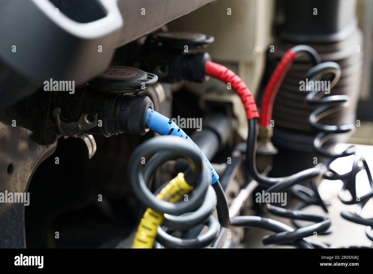 Raccordement de tuyaux et câbles pneumatiques et électriques à une semi-remorque de camion. Banque D'Images