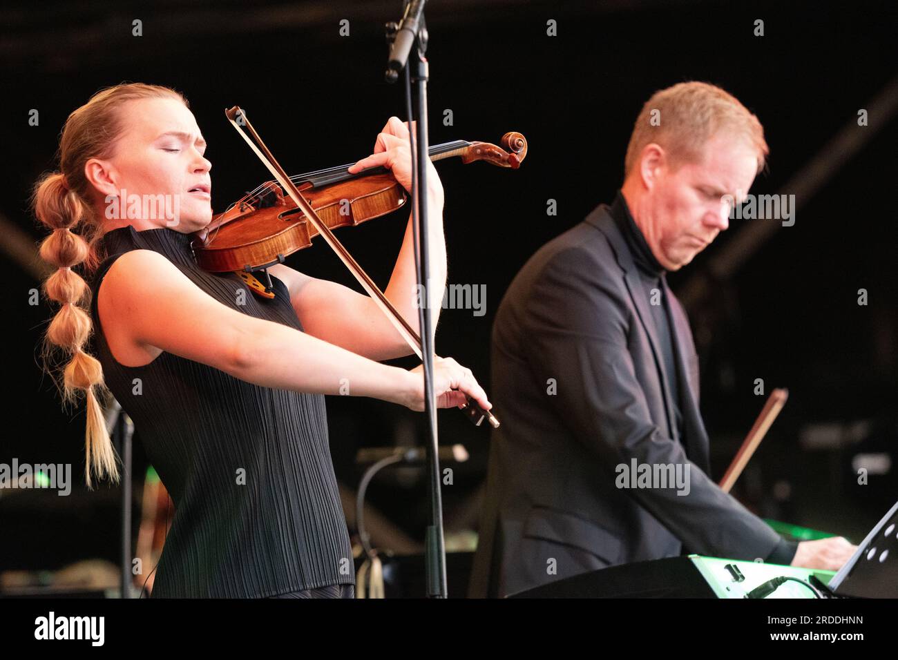 Cheshire. Royaume-Uni, 20/07/2023, Max Richter et la violoniste mari Samuelsen interprètent « Recompsed » avant que Tilda Swinton ne rejoigne Max pour interpréter « voix » au festival Bluedot Cheshire. Le festival Bluedot a ouvert ses portes aujourd'hui jeudi 20 juillet 2023. La grève des chemins de fer de la RTM a empêché les festivaliers d'arriver pour les premiers actes. Tilda Swinton invitée a comparu avec Max Richter et le BBC concert Orchestra. Jodrell Bank, Cheshire , Royaume-Uni. Photo : garyroberts/worldwidefeatures.com Banque D'Images