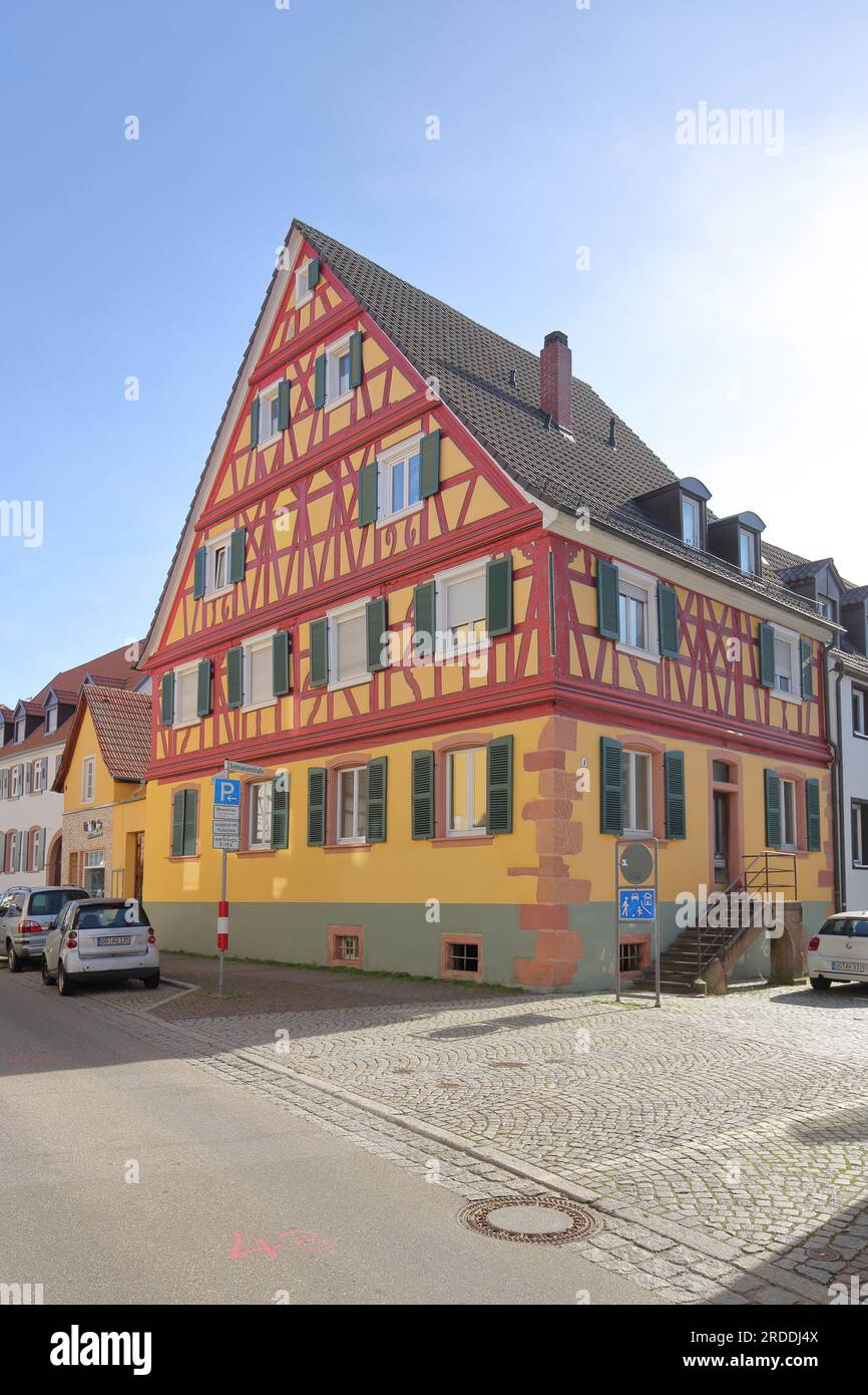 Maison jaune à colombages sur Gymnasiumstrasse, Offenburg, Ortenau, Bade-Württemberg, Allemagne Banque D'Images