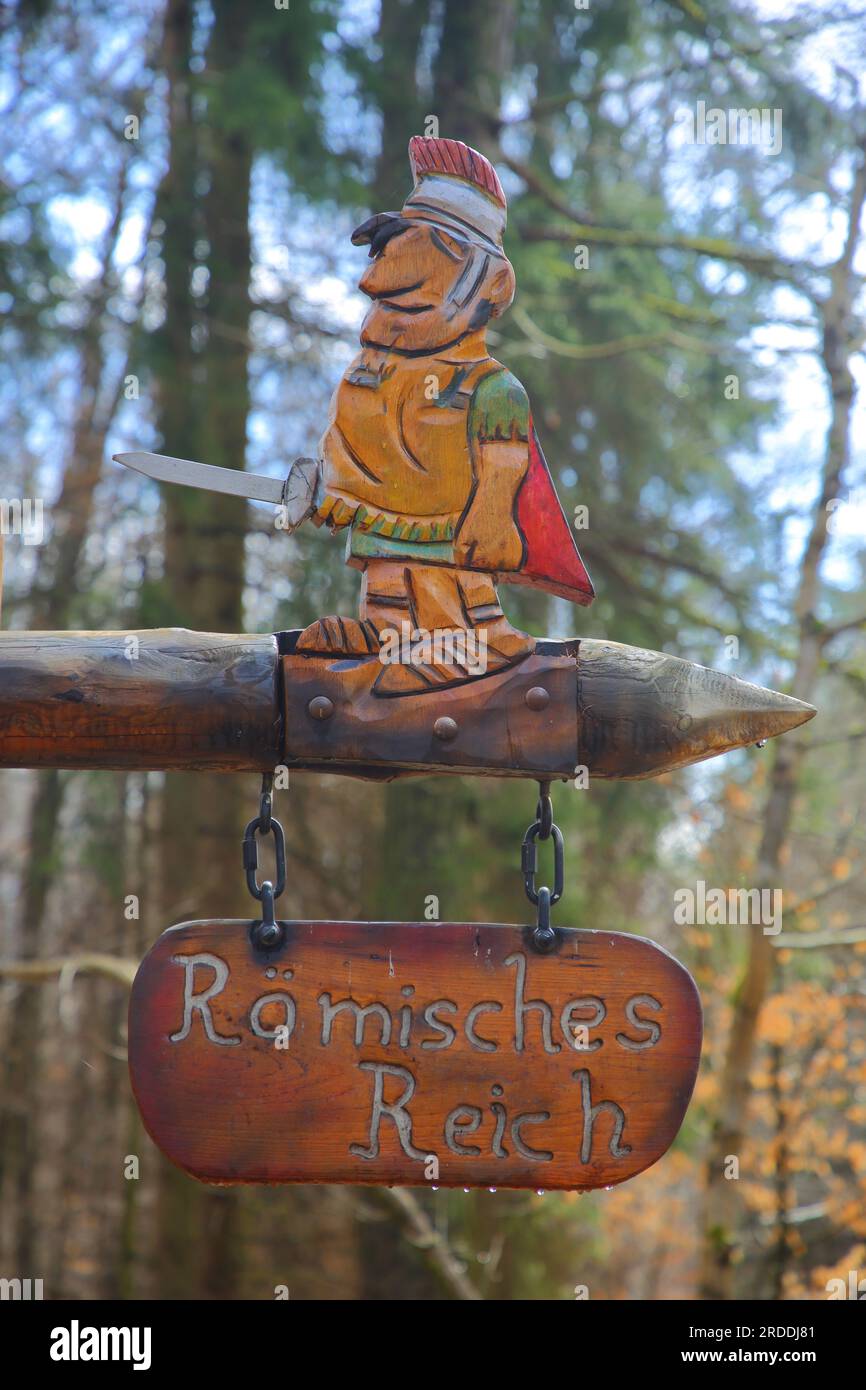 Panneau d'information sur la frontière romaine historique de Limes avec sculpture sur bois et figure romaine, Limesrundweg, Limeshain, Wetterau, Hesse, Allemagne Banque D'Images